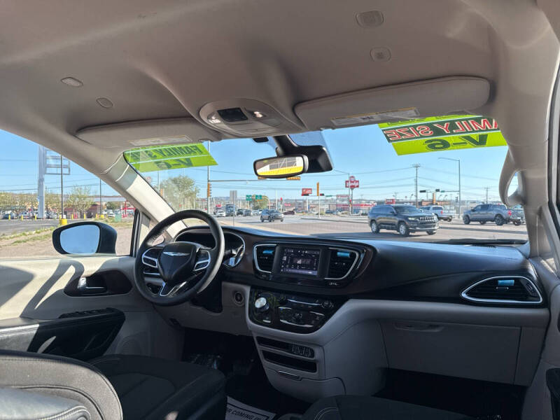 2023 Chrysler Voyager LX
