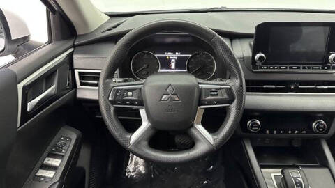 2023 Mitsubishi Outlander ES