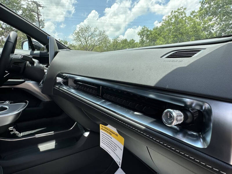 2025 Cadillac LYRIQ Luxury 2