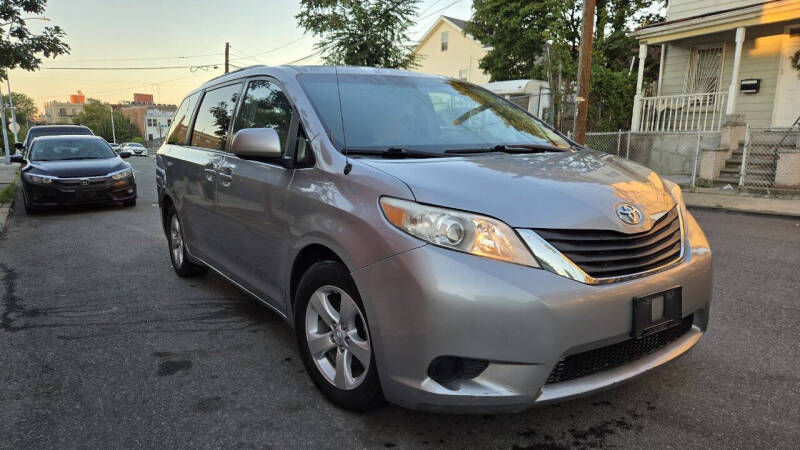 2014 Toyota Sienna LE 7-Passenger Auto Access Seat