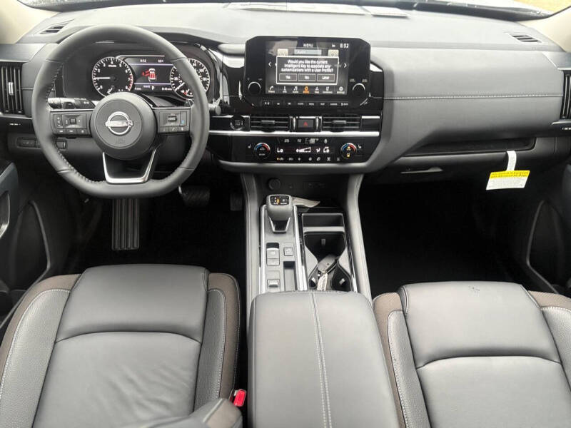 2025 Nissan Pathfinder SL