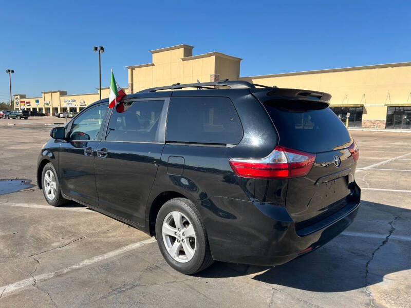 2015 Toyota Sienna LE photo 17