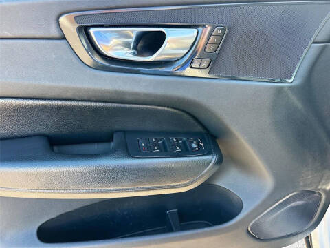 2022 Volvo XC60 B5 Momentum