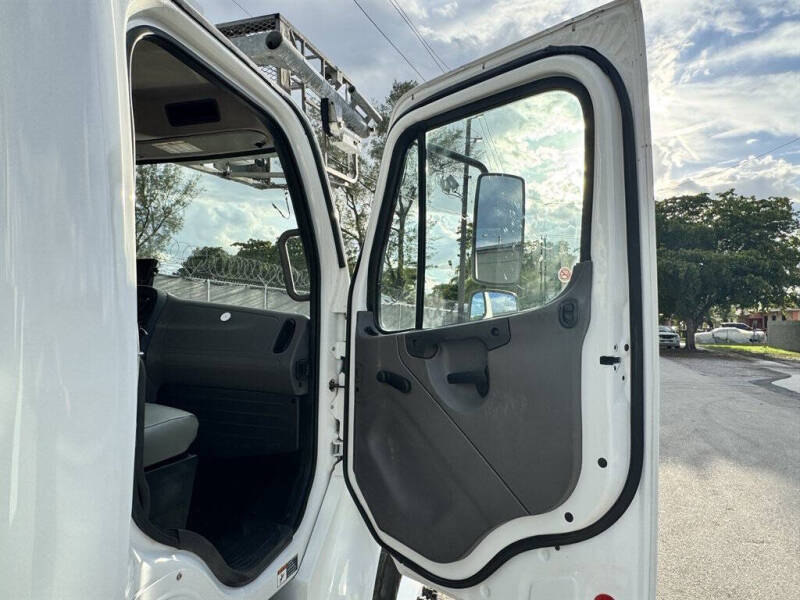 2019 Freightliner M2 106