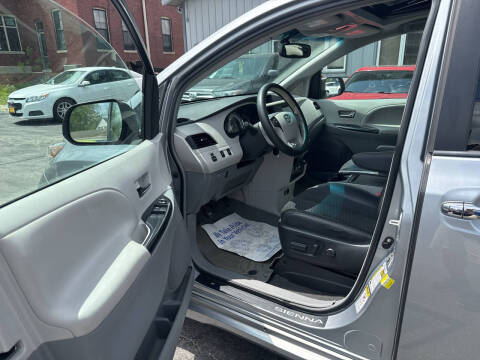 2014 Toyota Sienna SE 8-Passenger