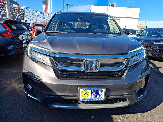 2022 Honda Pilot Touring w/Rear Captain's Chairs