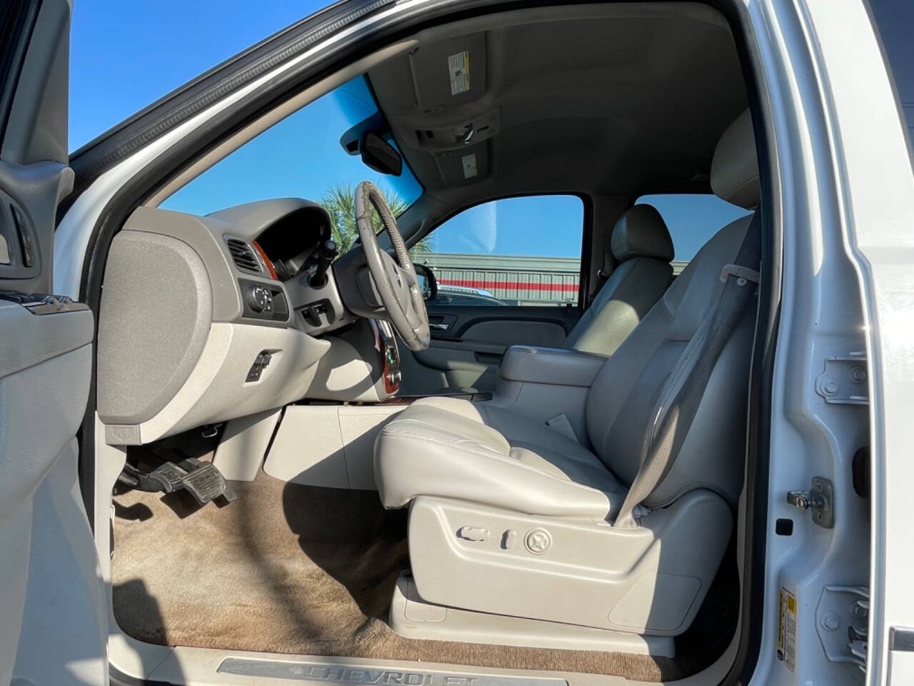 2011 Chevrolet Tahoe for sale at SMART CHOICE AUTO in Pasadena, TX