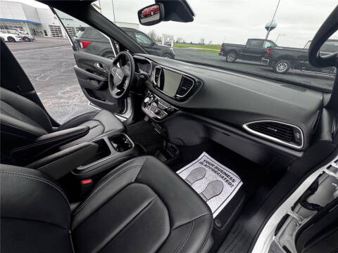 2025 Chrysler Pacifica Select