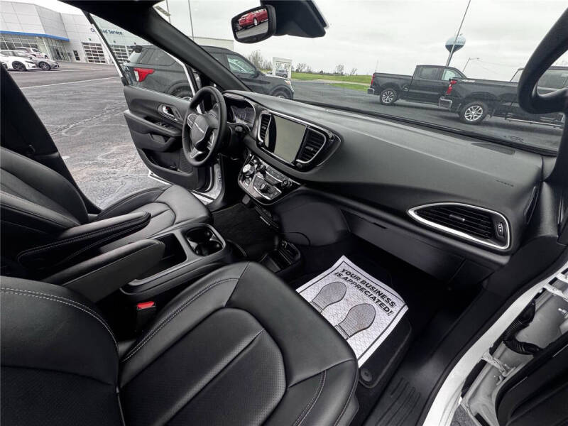 2025 Chrysler Pacifica Select