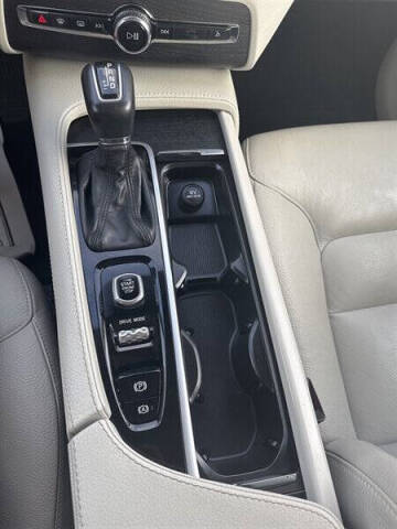 2020 Volvo XC90 T6 Momentum 7-Passenger