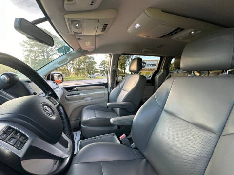 2011 Volkswagen Routan SE