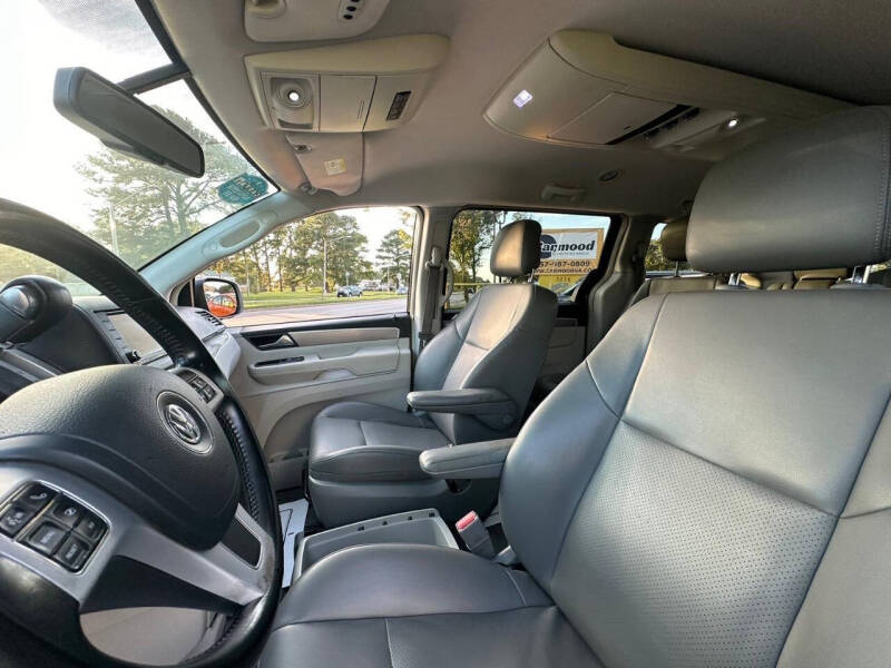 2011 Volkswagen Routan SE