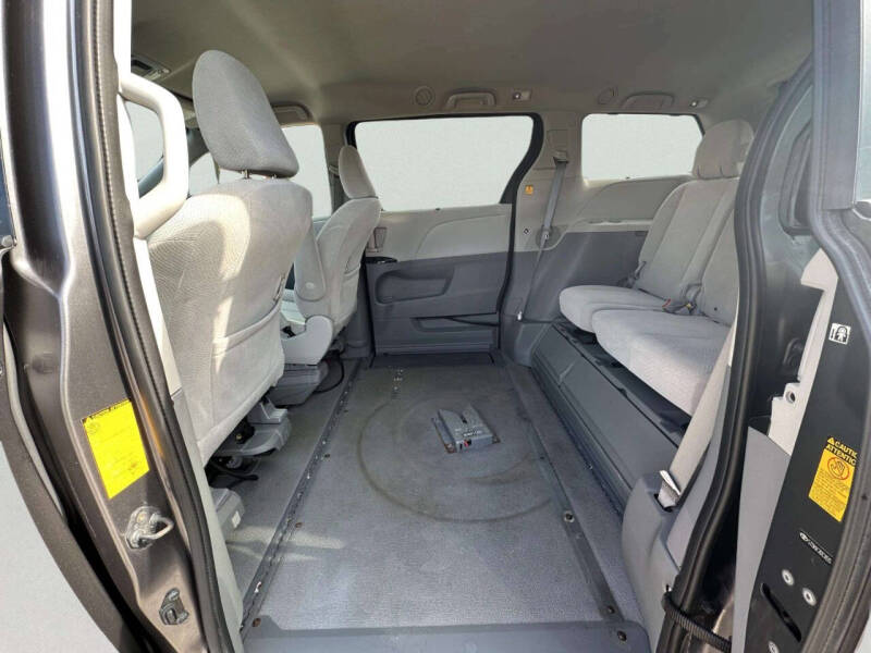 2013 Toyota Sienna LE Mobility 7-Passenger