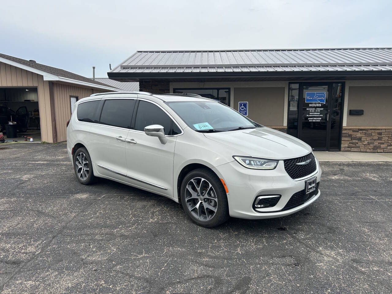 Beige 2021 Chrysler Pacifica Limited AWD Limited 4dr Mini-Van 2