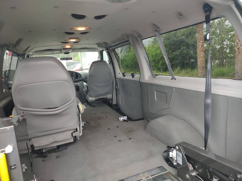 2005 Ford E-Series E-150 Chateau