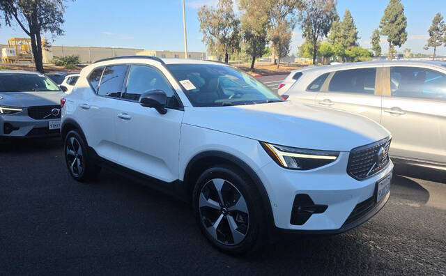 2025 Volvo XC40 B5 Plus Dark Theme