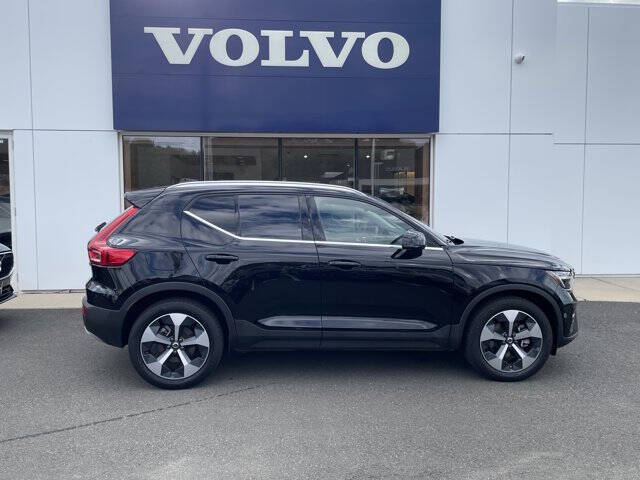 2025 Volvo XC40 B5 Plus Bright Theme