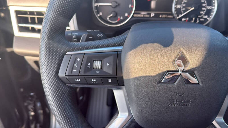 2025 Mitsubishi Outlander ES