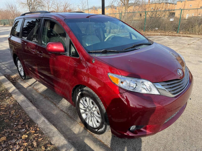 2014 Toyota Sienna XLE photo 2