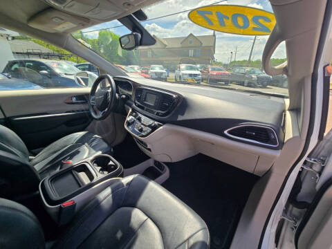 2017 Chrysler Pacifica Touring-L