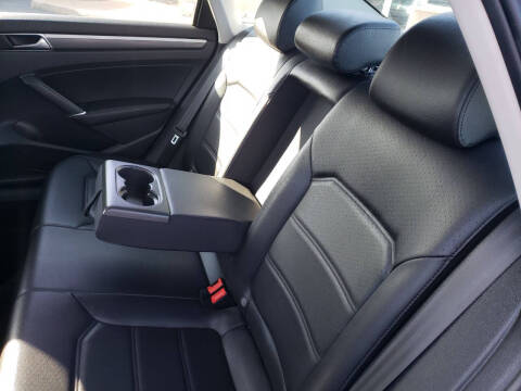 2018 Volkswagen Passat 2.0T R-Line