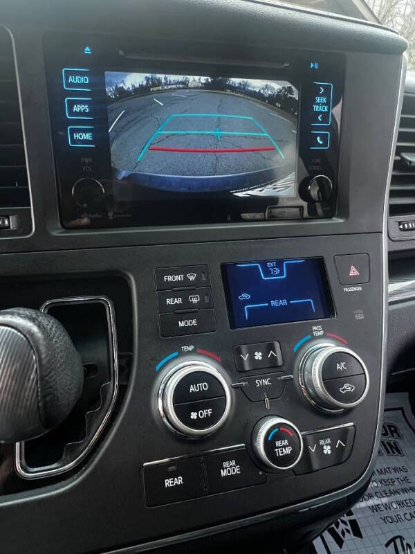 2015 Toyota Sienna SE 8-Passenger