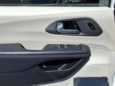 2024 Chrysler Pacifica Plug-In Hybrid Select