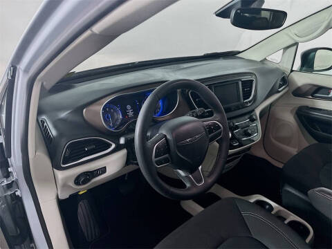 2024 Chrysler Voyager LX