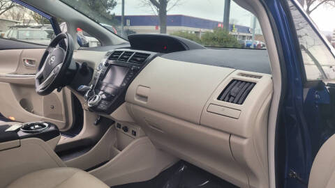 2014 Toyota Prius v Five