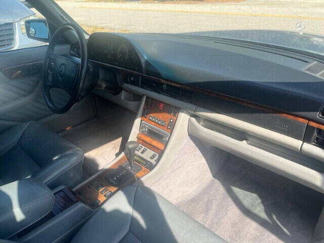 1990 Mercedes-Benz 560-Class  - $3,500
