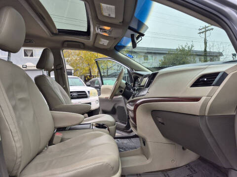 2014 Toyota Sienna XLE 8-Passenger