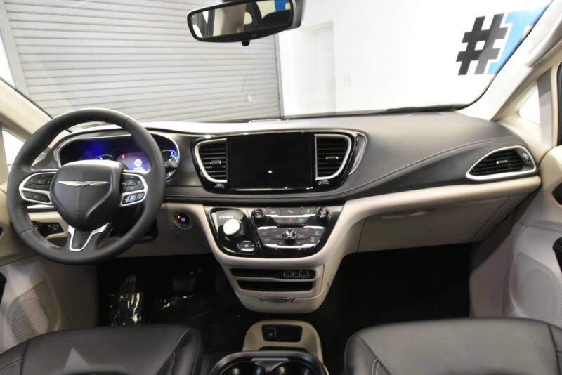 2024 Chrysler Pacifica Plug-In Hybrid Select