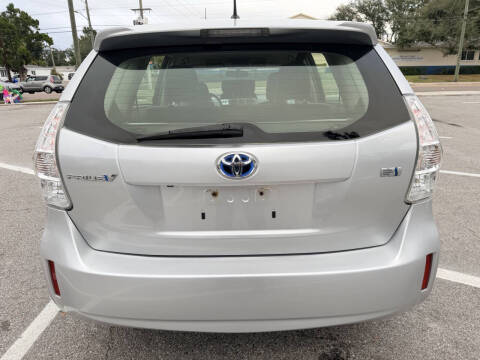 2014 Toyota Prius v Five