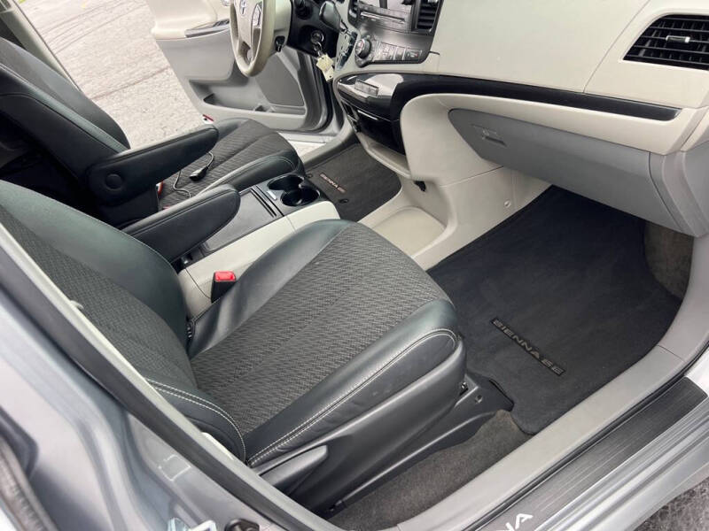 2013 Toyota Sienna SE 8-Passenger