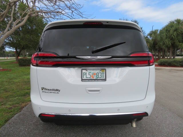 2025 Chrysler Pacifica Select