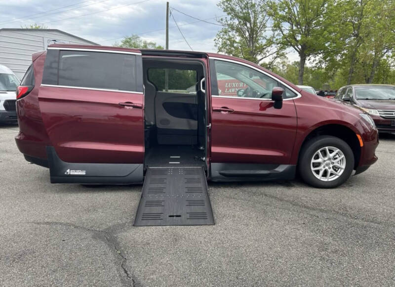 2023 Chrysler Voyager LX - Photo 3