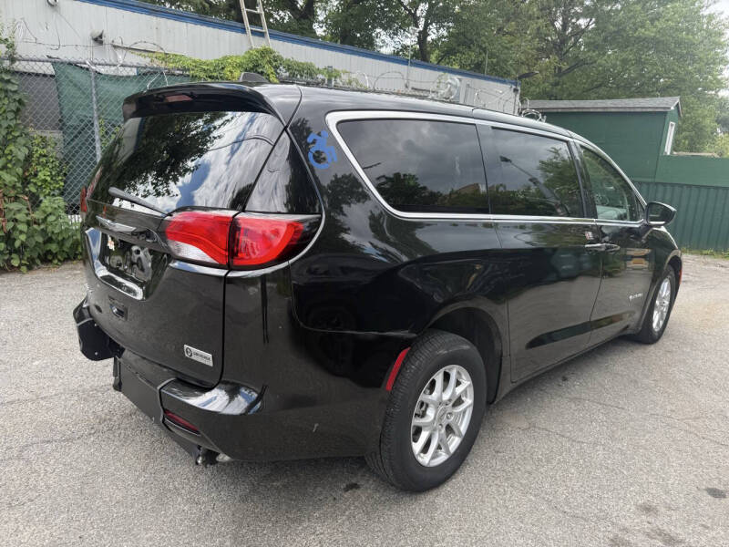 2023 Chrysler Voyager LX