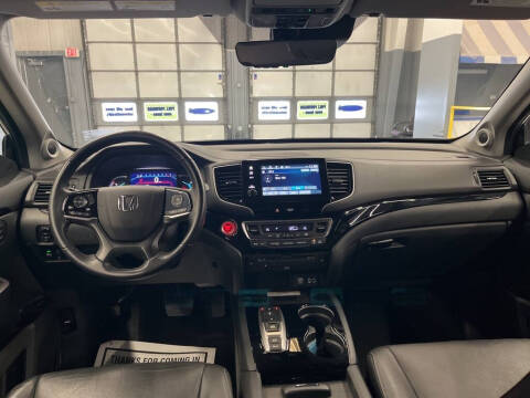 2022 Honda Pilot Touring w/Rear Captain's Chairs