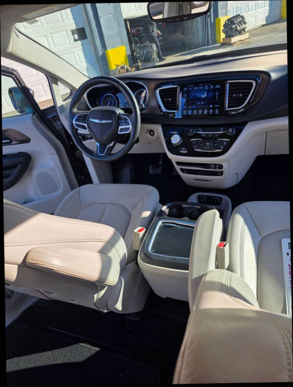 2017 Chrysler Pacifica Touring-L Plus