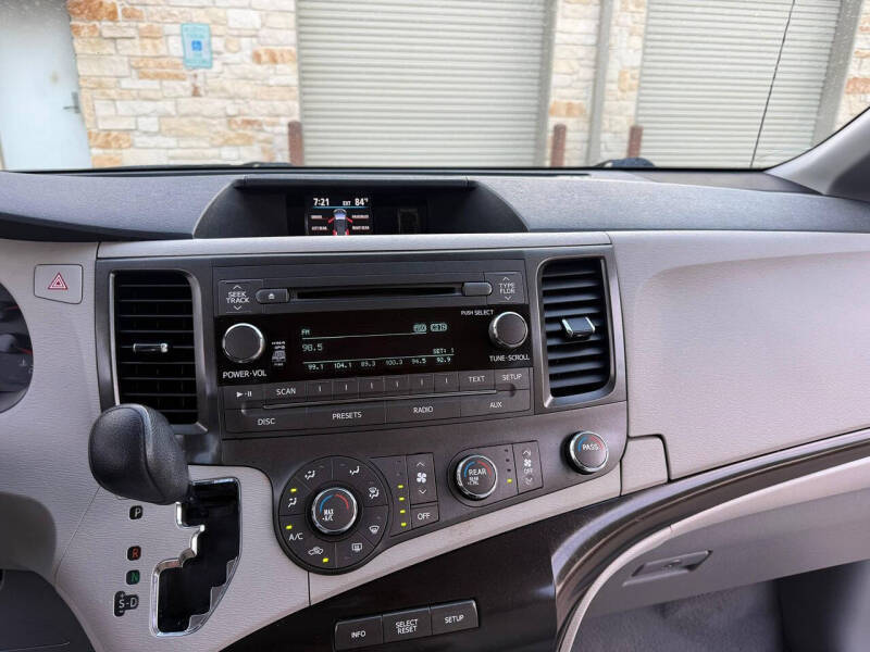 2011 Toyota Sienna LE 8-Passenger
