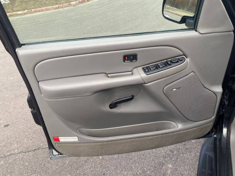 Image 9 of 2004 Chevrolet Suburban 1500