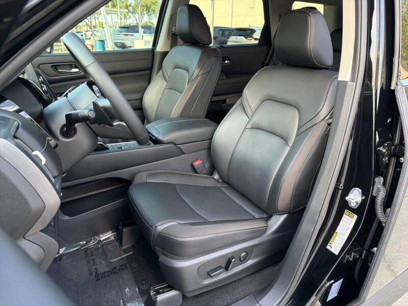 2025 Nissan Pathfinder SL