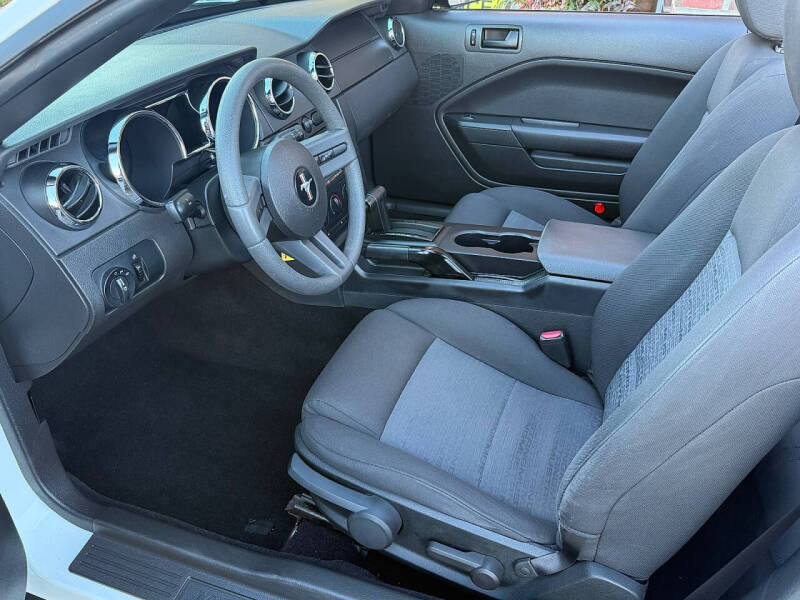 2006 Ford Mustang V6 Deluxe