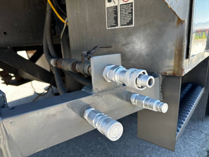 2012 Freightliner M2 106