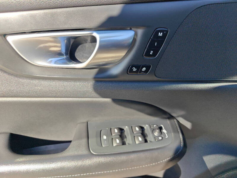 2024 Volvo S60 B5 Core Dark Theme