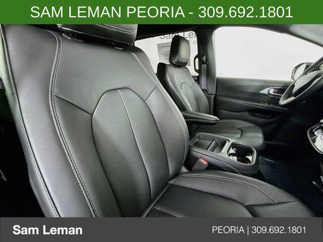 2027 Chrysler Pacifica Select