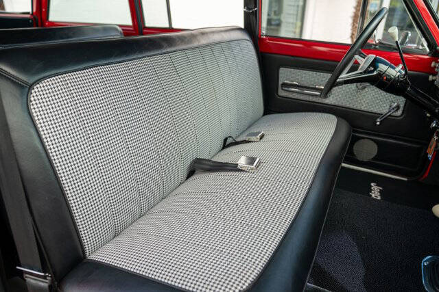 1968 Jeep Wagoneer 35