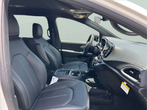 2027 Chrysler Pacifica Select