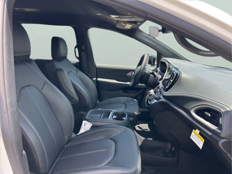 2027 Chrysler Pacifica Select