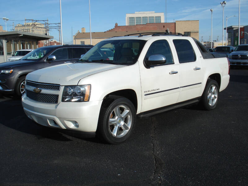 2011 Chevrolet Avalanche for sale at Shelton Motor Company in Hutchinson KS